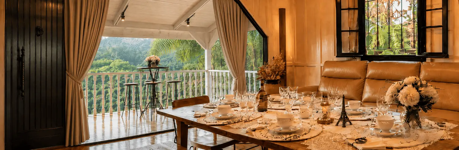 Mesa posta no casarão preparada para um Aniversário Terrazza