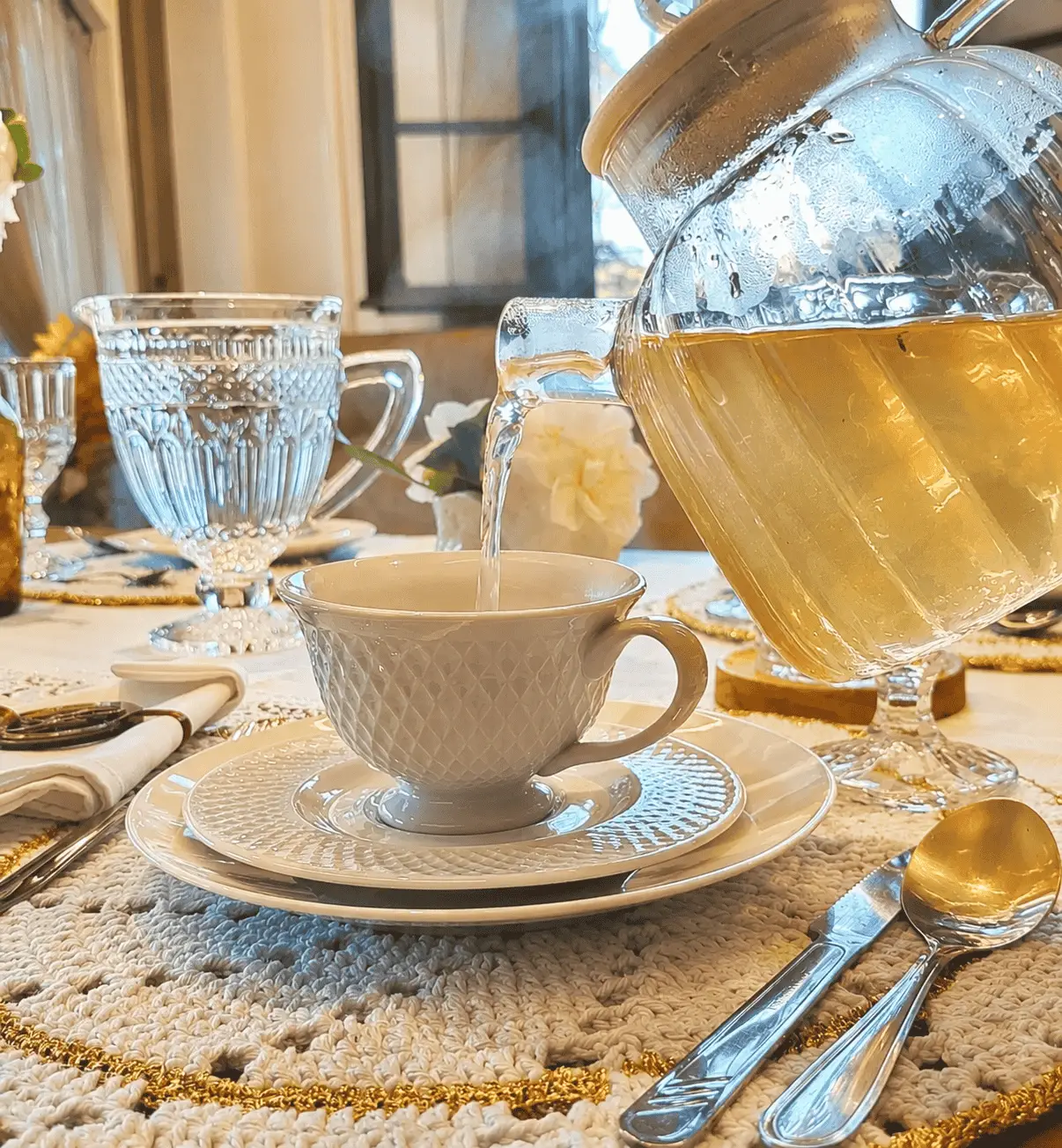 Chá sendo servido em xícara de porcelana
