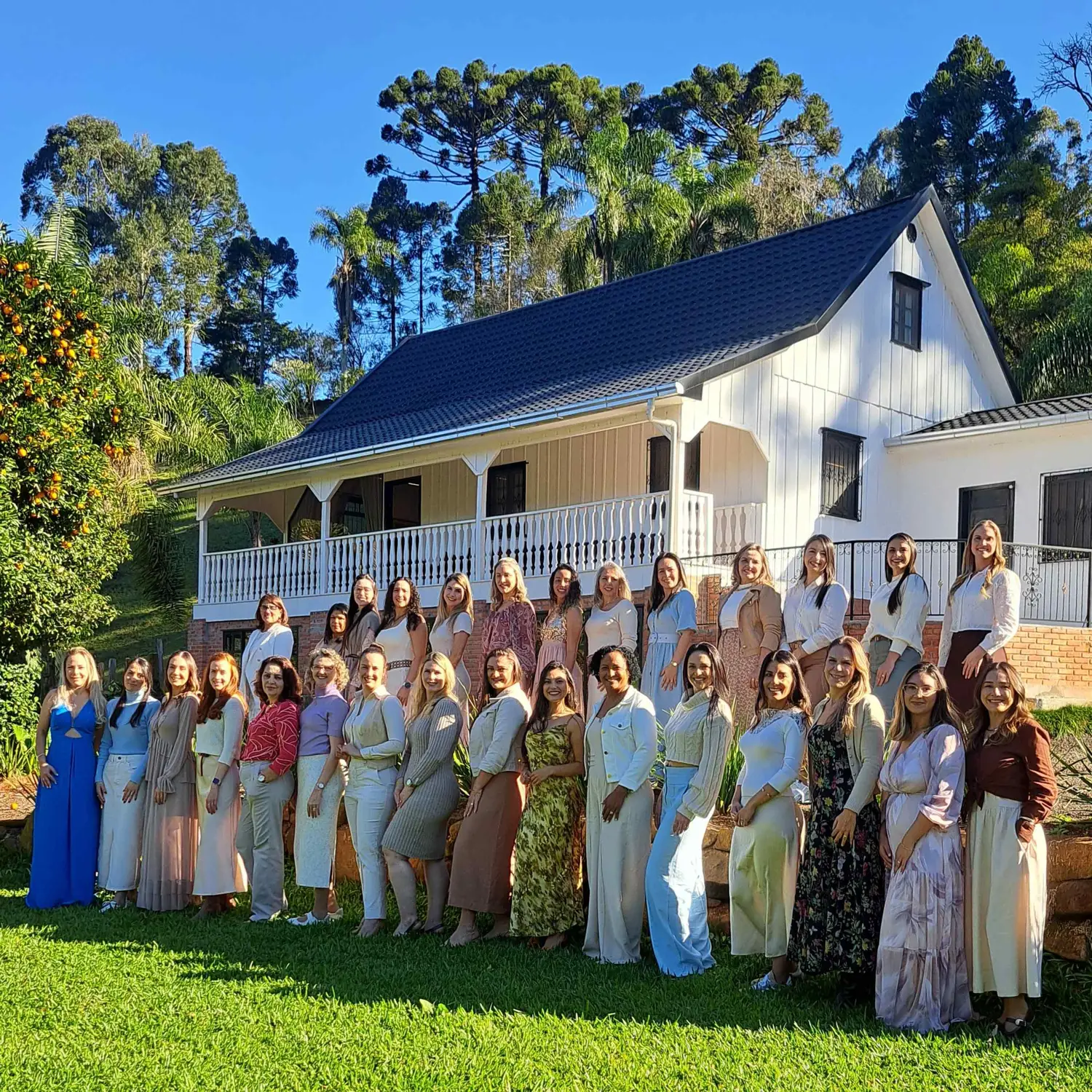 Convidadas reunidas no jardim do Nardi Belluno