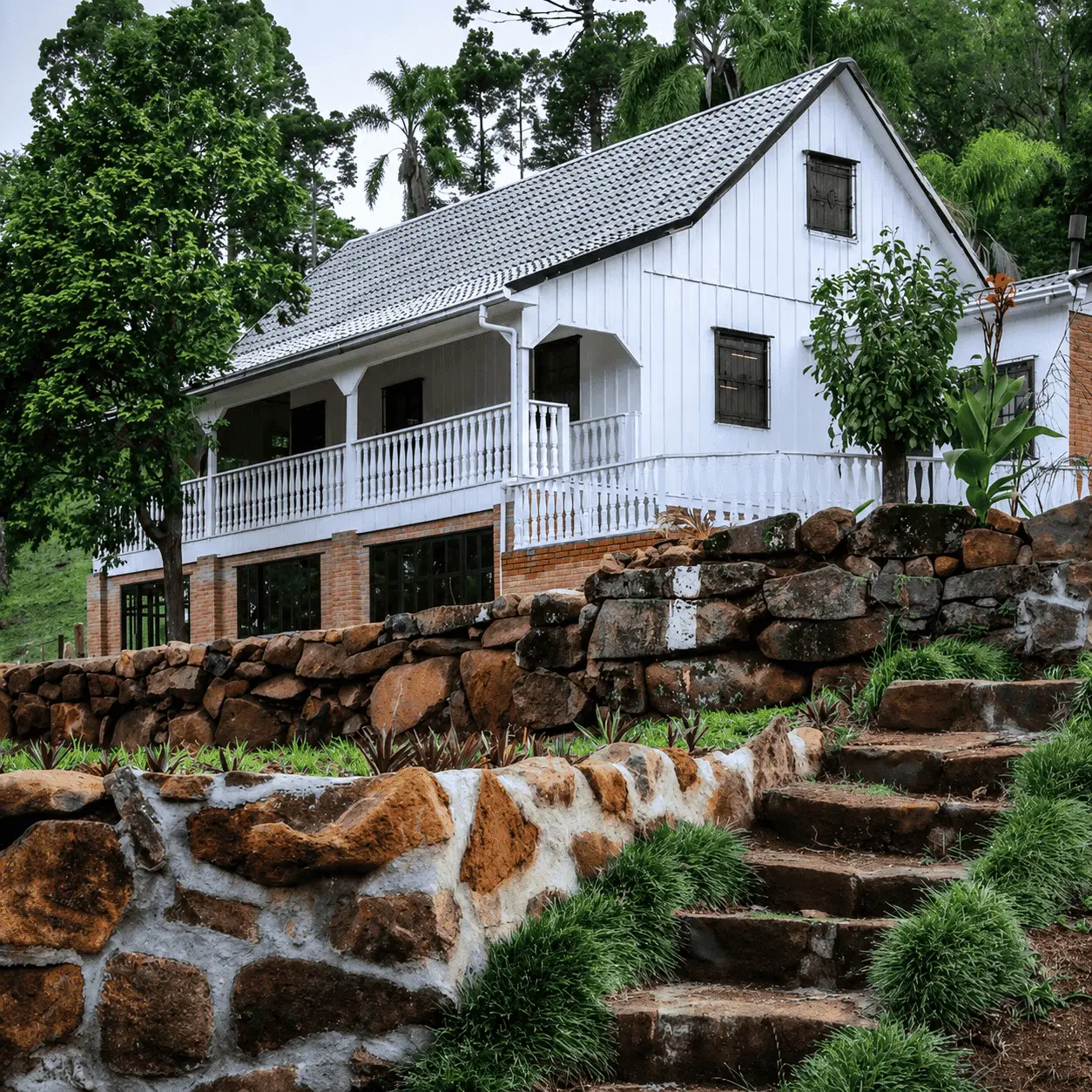 Fachada do casarão com a escadaria de pedra