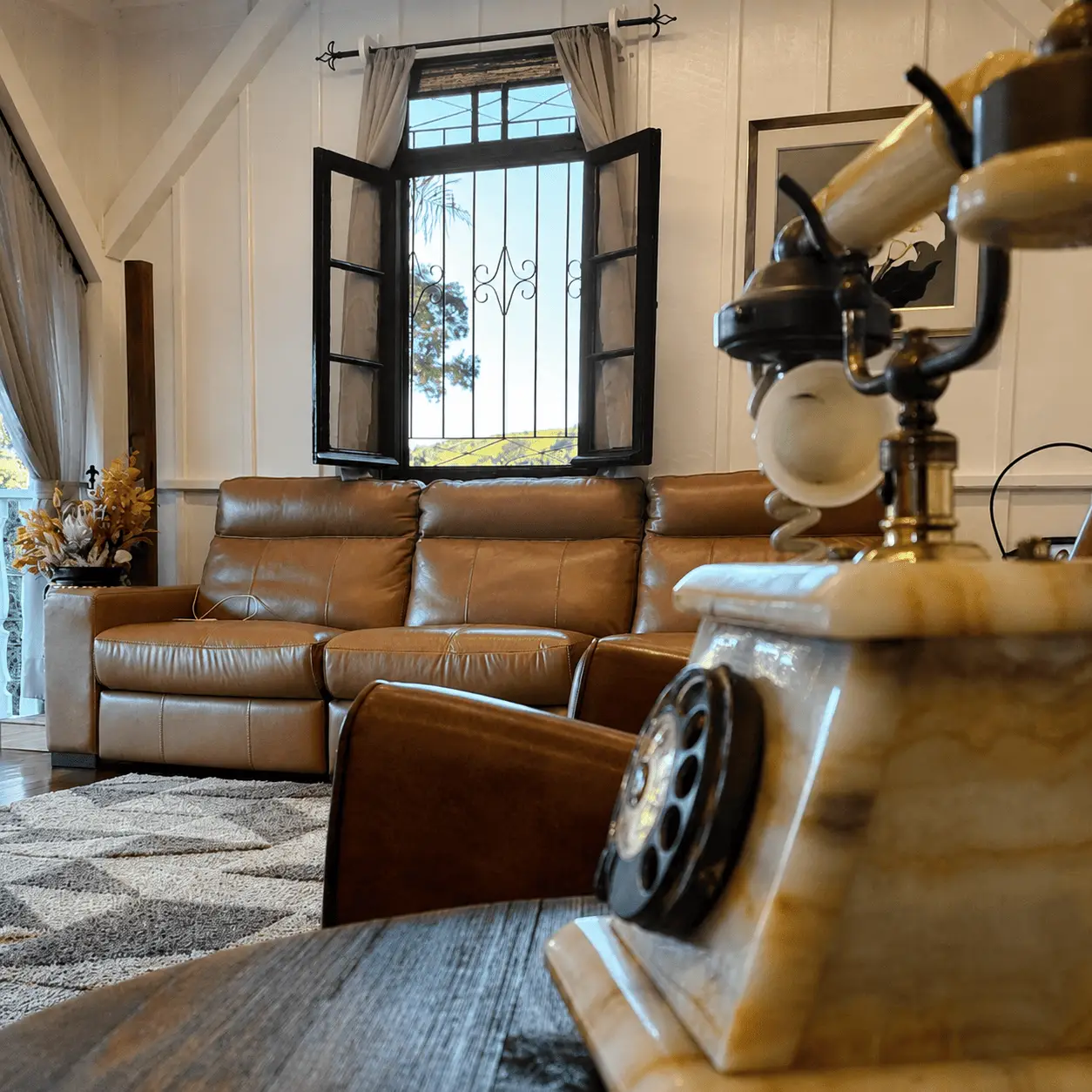Sala de estar do casarão com sofás de couro